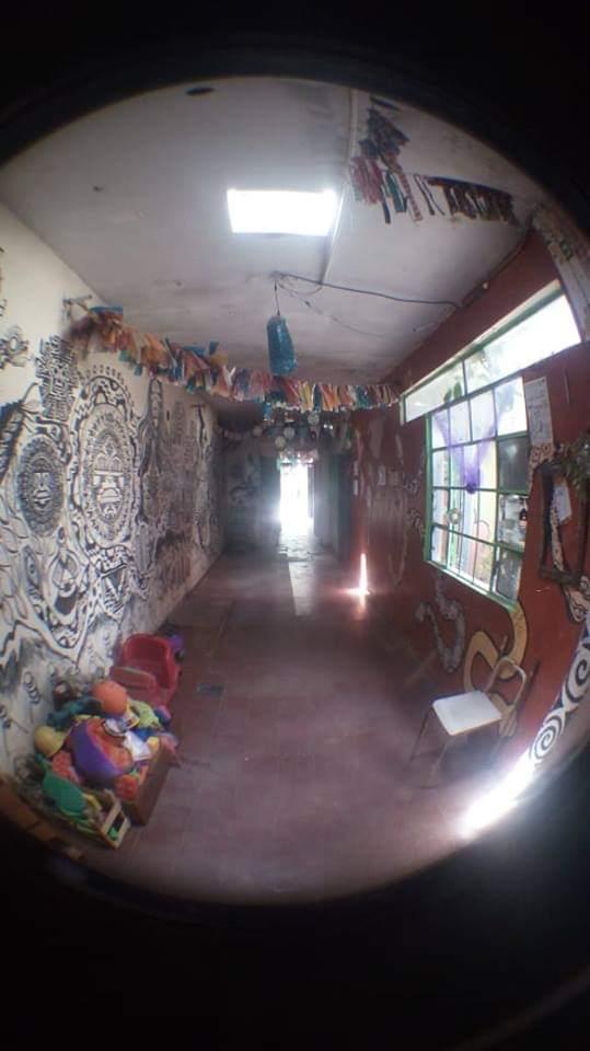 Uma imagem contendo no interior, mesa, vidro, quarto
Descrição gerada automaticamente
